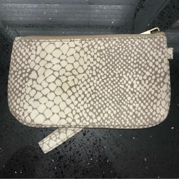 Travelon Quilted Snake Print Wristlet Pouch - Neutral Grey/Beige RFID - Picture 2 of 12